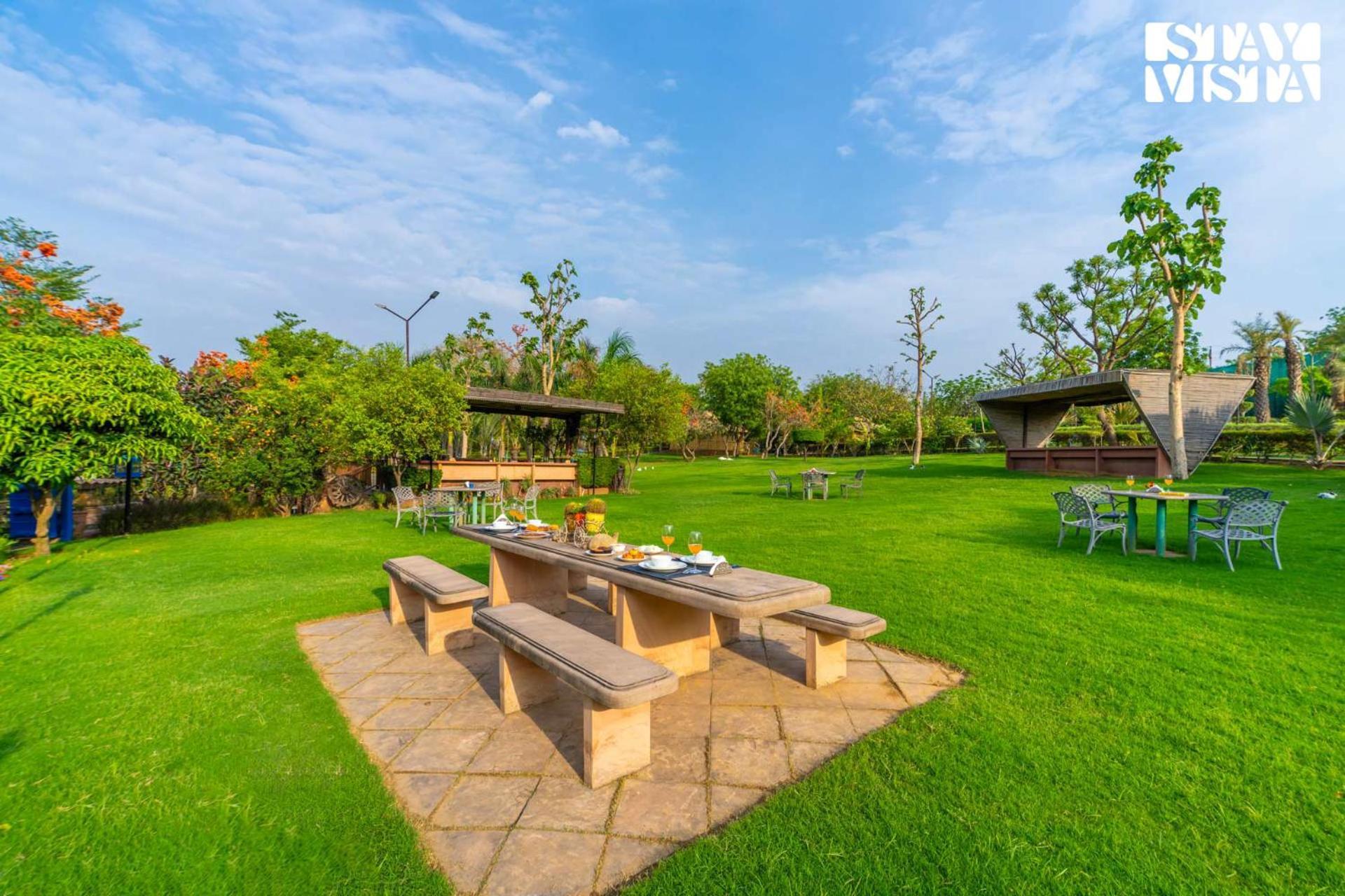 Stayvista At Maple Farms With Pool, Bbq & Bonfire Sohna Eksteriør billede