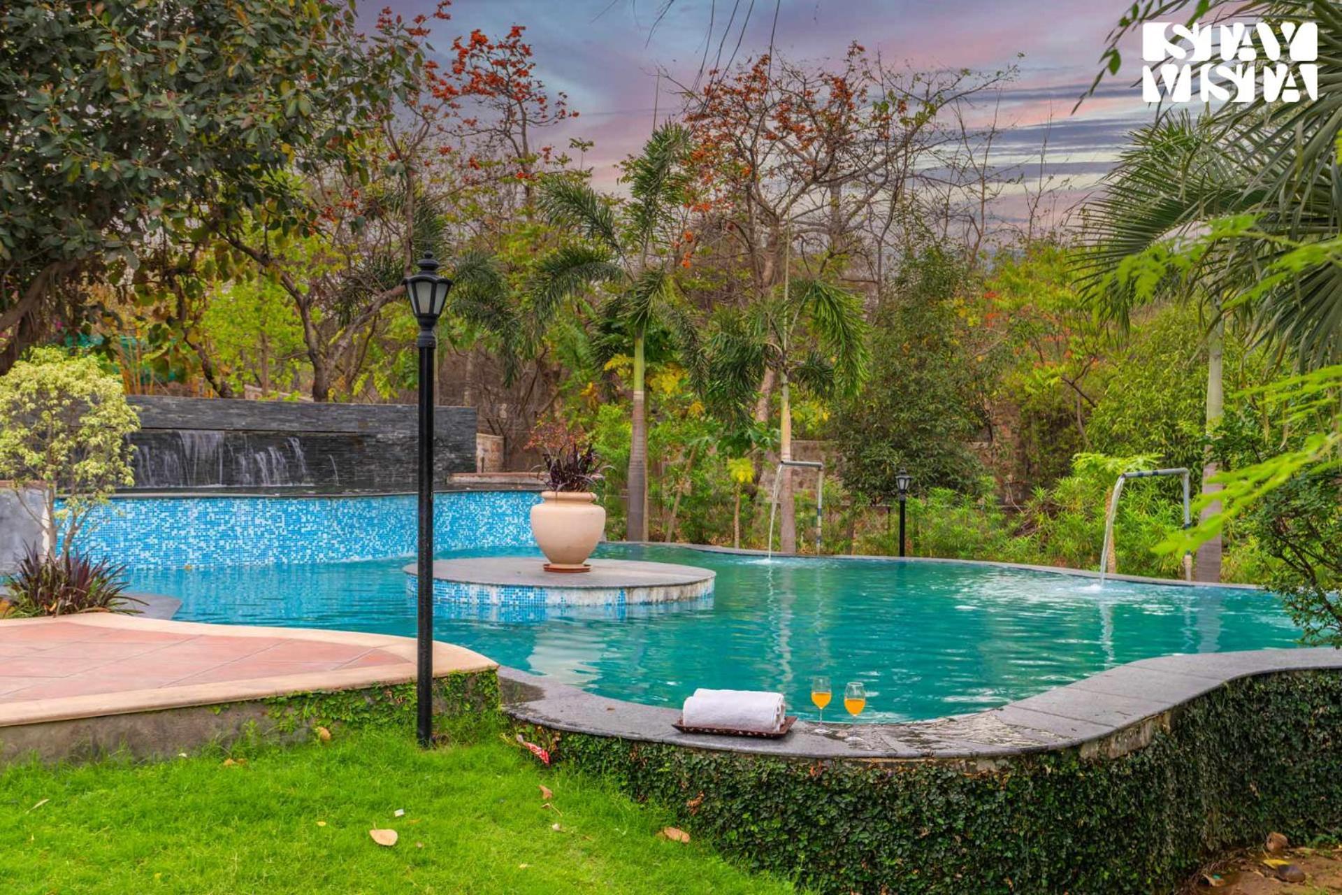 Stayvista At Maple Farms With Pool, Bbq & Bonfire Sohna Eksteriør billede